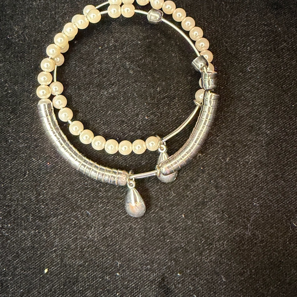 Elegant Silver and Cream Pearl Beaded Hoop Bracelets - Picture 2 of 2
